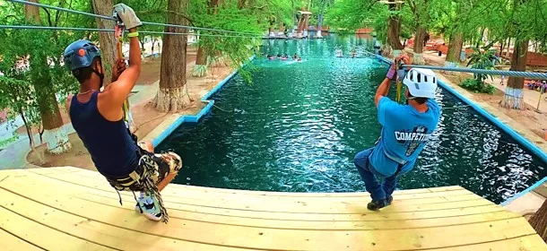 Ecoproparks. Tirolesa sobre lago.
