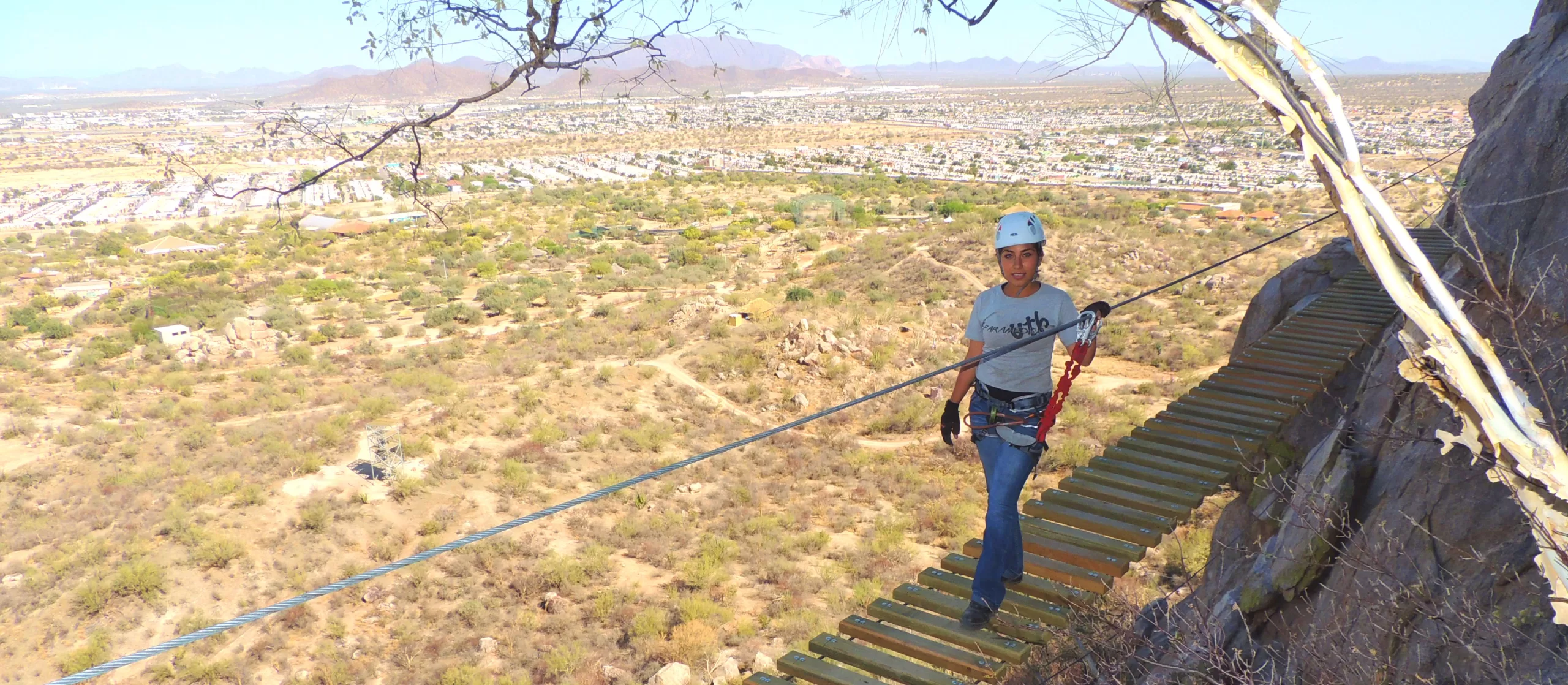 Ecoproparks. Puente de madera con vista a desierto en CEES.