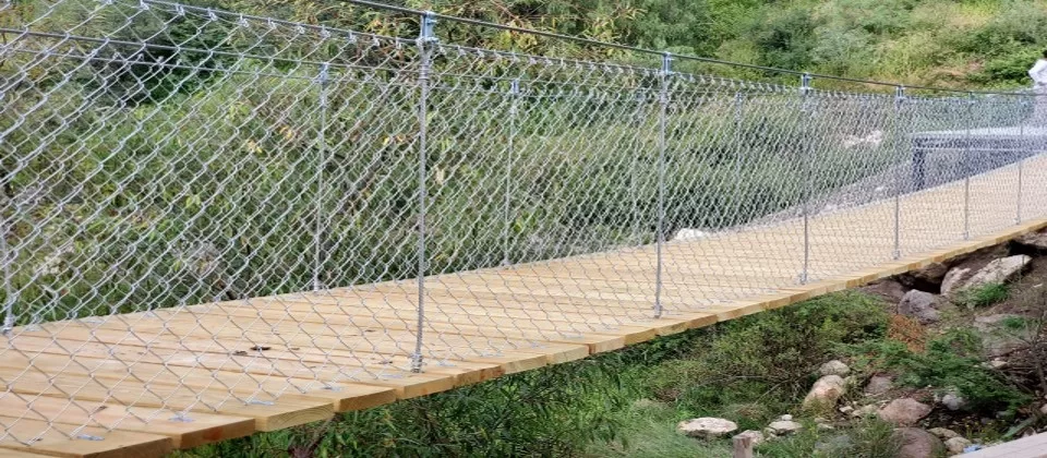Ecoproparls. Puente de madera con rejillas de aluminio.