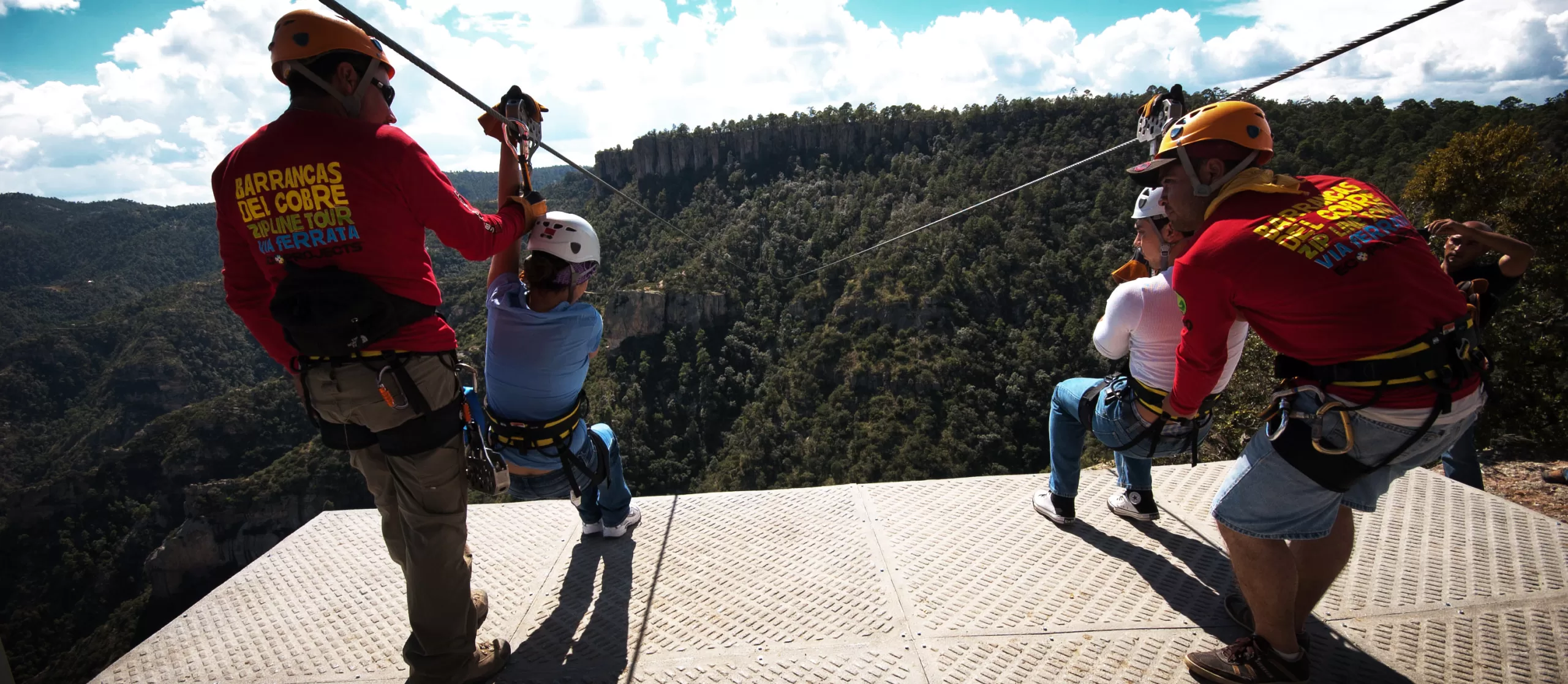 Ecoproparks. Personas listas para tirarse en tirolesa.