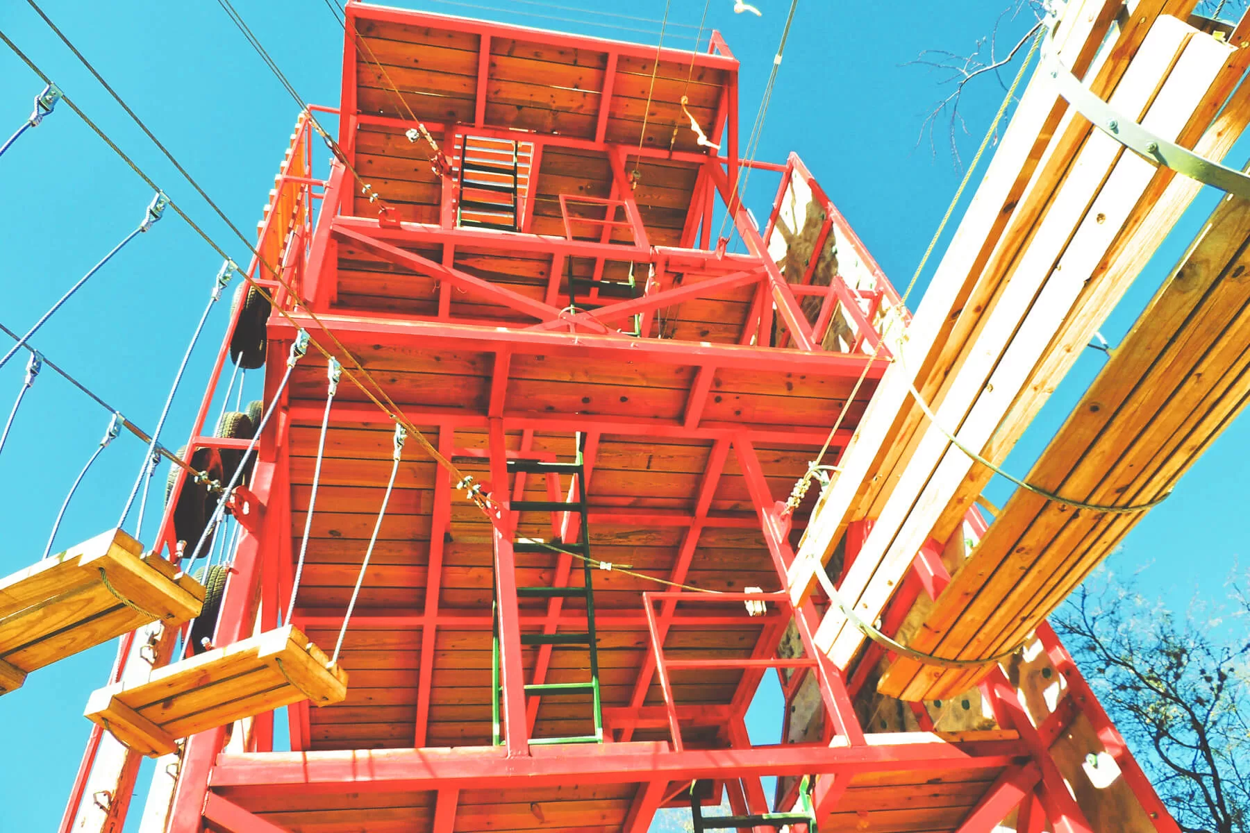 Ecoproparks. Imagen de torre de multiaventura.